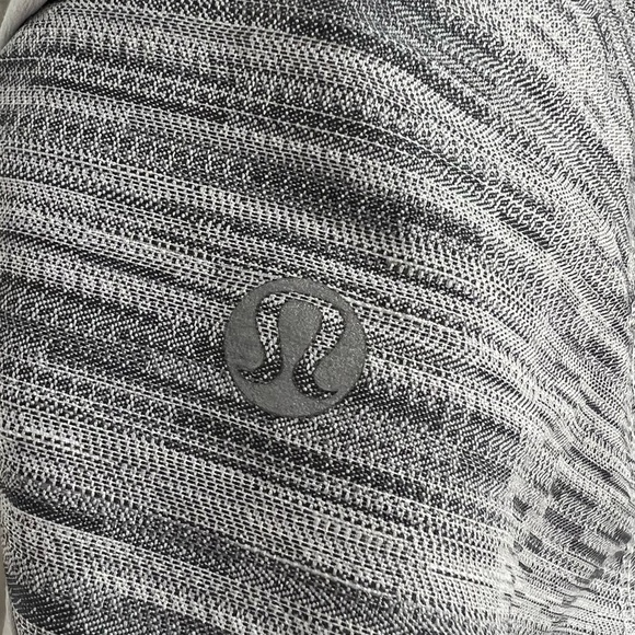 LULULEMON Short White and Grey Patterned, Size 8 -#308 - Picture 3 of 12